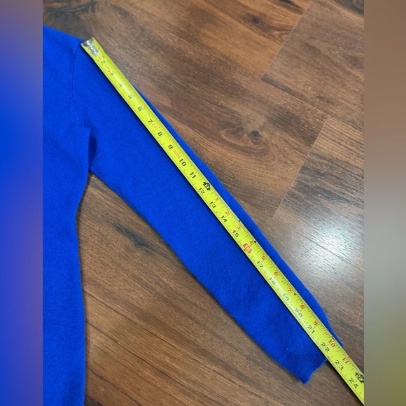 Charter Club 100% cashmere women's V-neck sweater in an Royal Blue color Sz XS - Picture 4 of 6